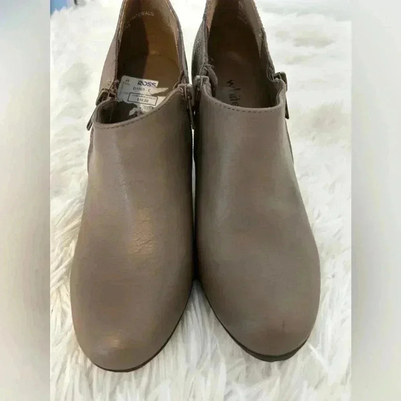 Size 6.‎ Whitemt. Shoes. Great preowned condition. - Picture 3 of 10